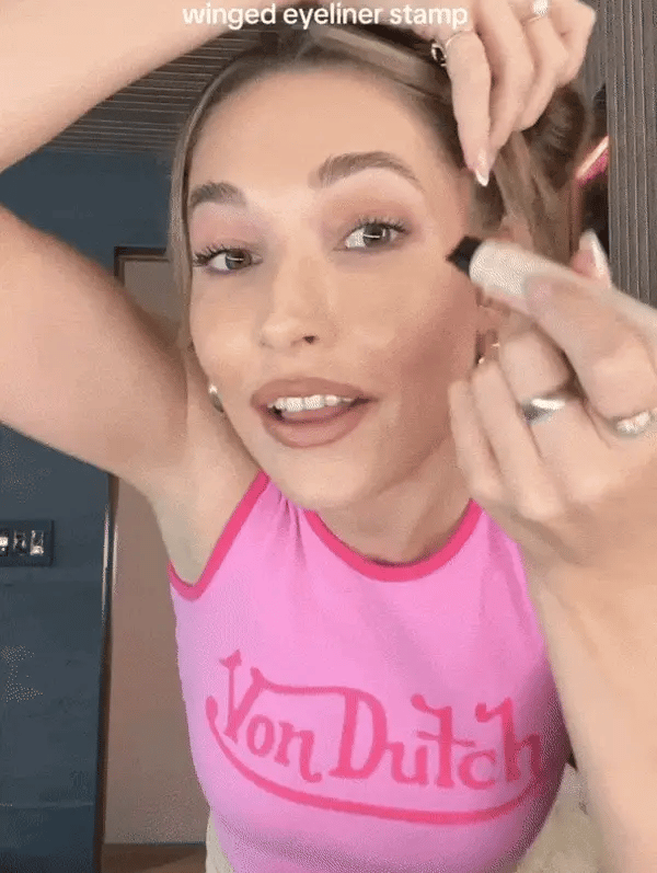 Eyeliner stamp application demonstration